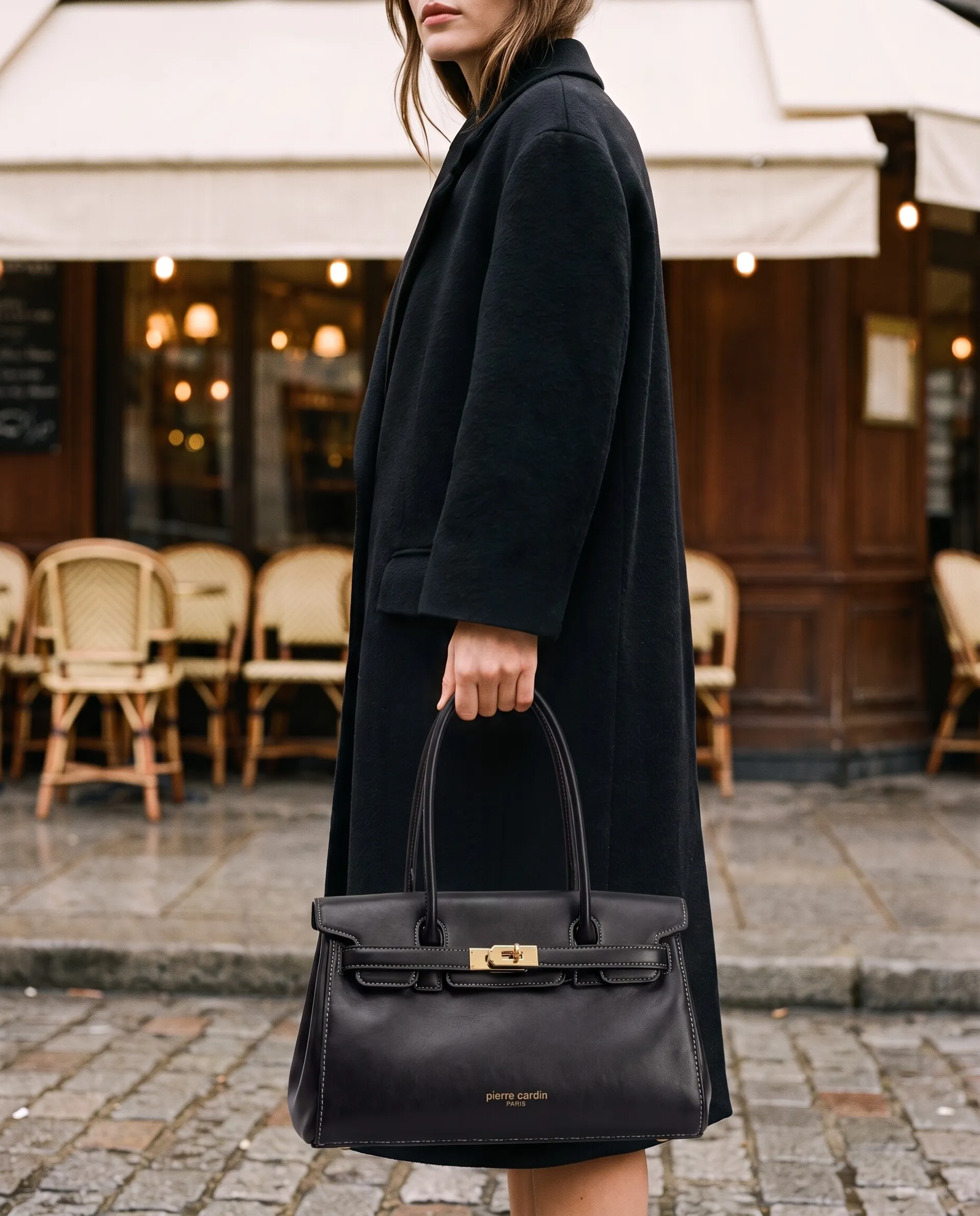 Sac à main fermoir Pierre Cardin en situation