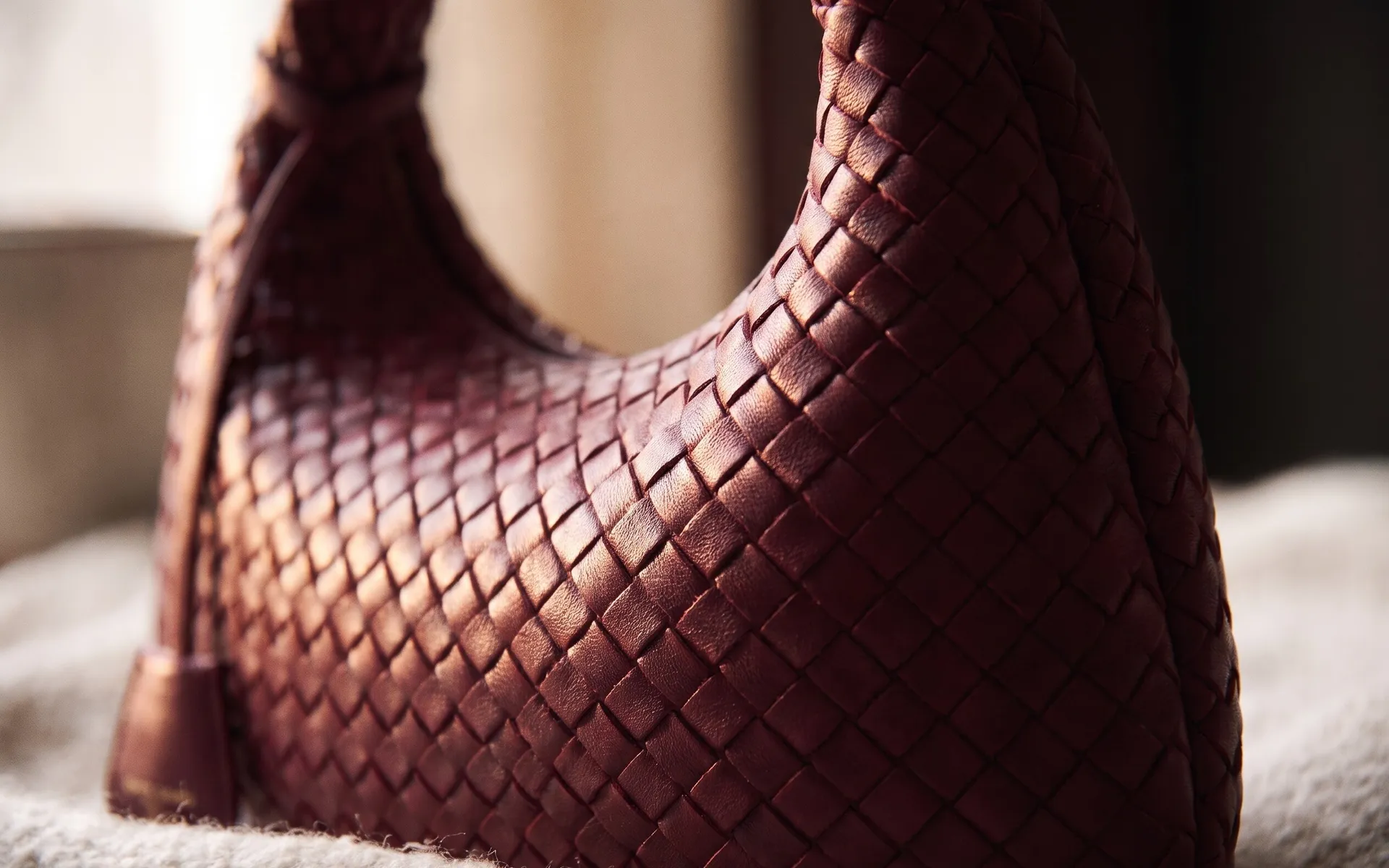 Détail du tressage d'un sac Pierre Cardin